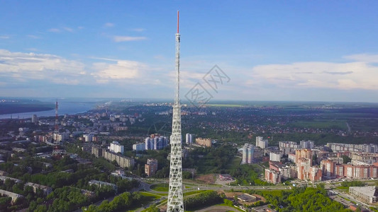 通信塔视图有蓝天山和都市风景背视频城市无线图片