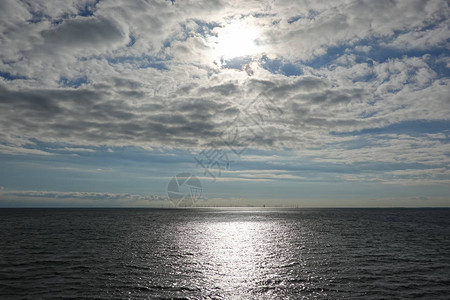 海上美丽的日落云朵和风车图片
