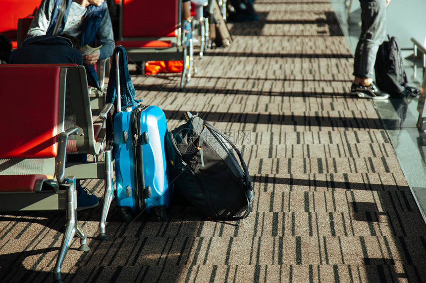 行李袋放置在乘客休息区座位附近旅客行李和行李在机图片