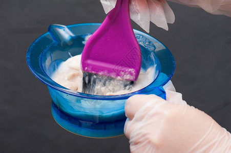 蓝色混合碗粉红色梳子缝背景图片