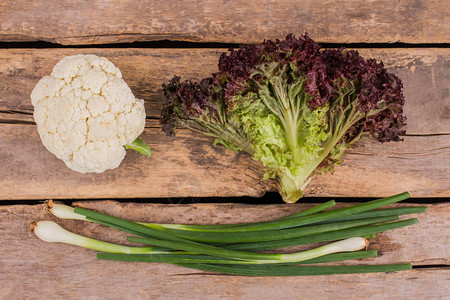 原始绿色洋葱花椰菜和紫色生菜顶级视图图片