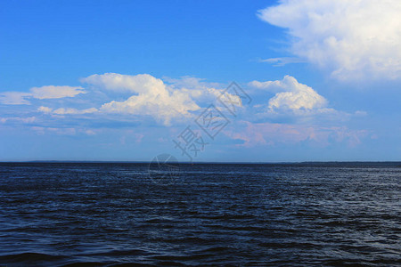 海景水面上的云图片