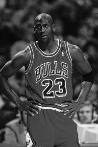 篮球联赛来自芝加哥公牛队的迈克尔乔丹名人堂球员在常规NBA比赛中的比赛动作迈克尔乔丹是前职业篮球运动员在退役之前背景
