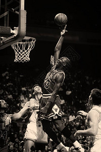 乔丹扣篮来自芝加哥公牛队的迈克尔乔丹名人堂球员在常规NBA比赛中的比赛动作迈克尔乔丹是前职业篮球运动员在退役之前背景