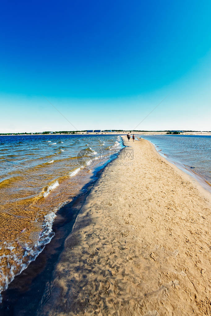 人们正在芬兰卡拉约基的一个长沙洲上散步海滩以这图片