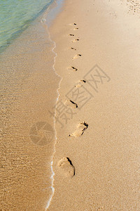脚印和波浪在沙滩上图片
