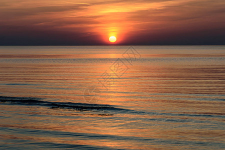 波罗的海美丽的日落云层密布海浪小图片