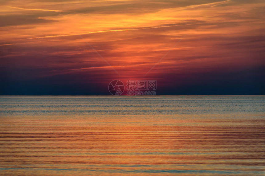 波罗的海美丽的日落云层密布海浪小图片