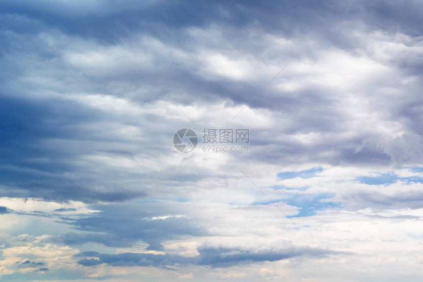 雷雨前的天空乌云密布图片