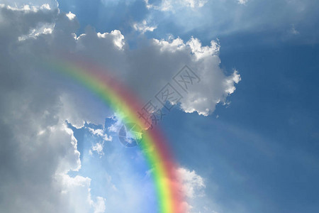 Cloudscape自然天空彩虹与蓝天和白云和五颜六色的彩虹在天空图片