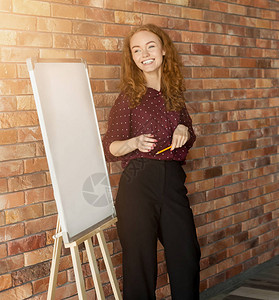 成功的商业教练快乐的红发女人站在白板图片