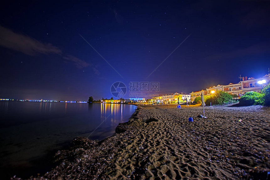 在希腊哈尔基迪夜海滩的浪漫户外摄影沙滩海水中彩色照明和图片