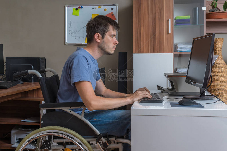残疾男子坐在轮椅上图片