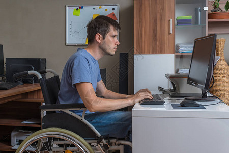 残疾男子坐在轮椅上图片