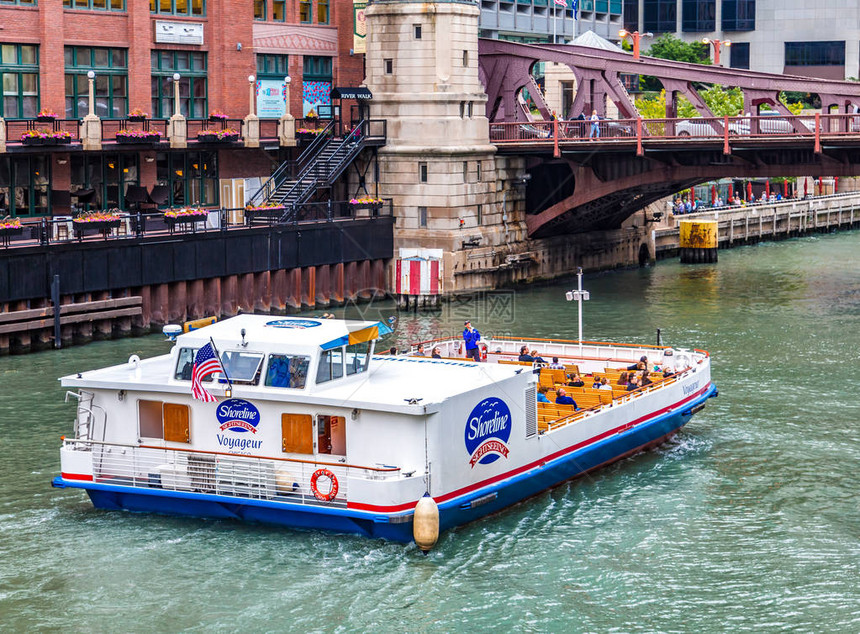 旅游业每年吸引超过5000万游客在芝加哥河上观光是最受欢图片