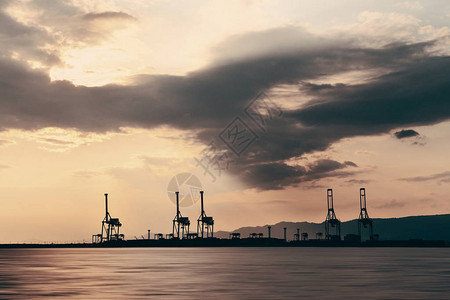 大阪海港与日落时的起重机剪影日本图片