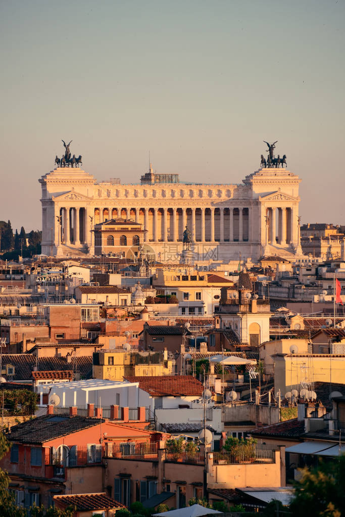 罗马屋顶景色在日落时与意大利Emanuele二世的NazonaleVittorioEmanueleI图片