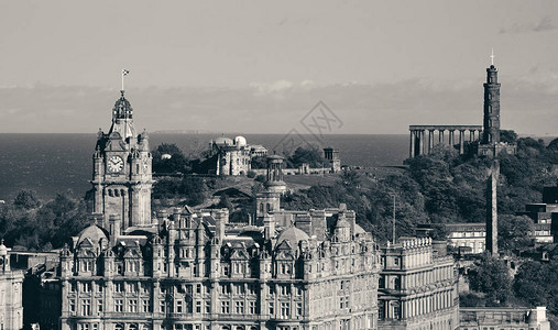 爱丁堡市屋顶与历史建筑的景图片