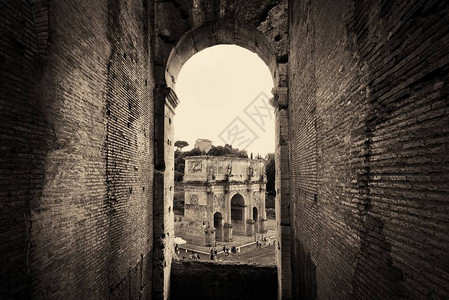 与君士坦丁之王在意大利罗马的ColosseumA图片