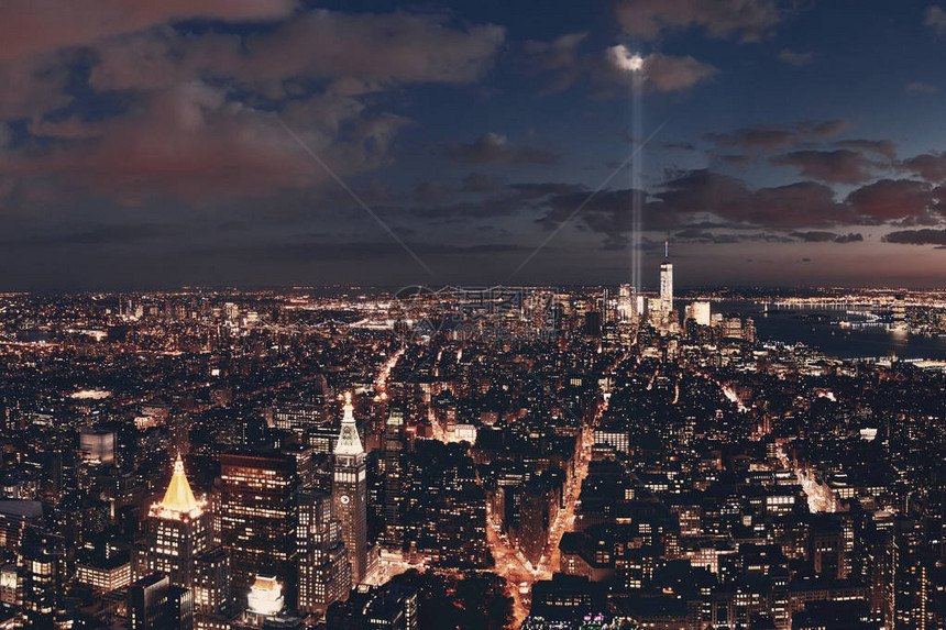 纽约市中心天际线夜景和致敬之光图片
