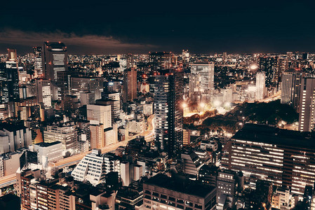 东京城市摩天大楼天线屋顶的景象图片