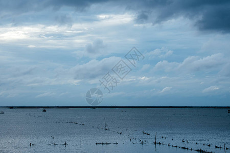 在海景概念中以多云天空背景观察沿海图片