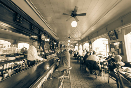 在美国旧金山的爱尔兰咖啡店在酒吧柜台与顾客交谈的酒保商谈了话图片