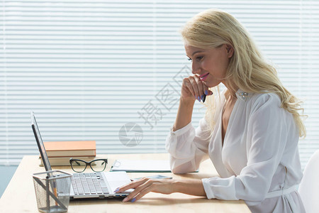 工作商业技术和人的概念在办公室工作的年轻女使用笔记本图片