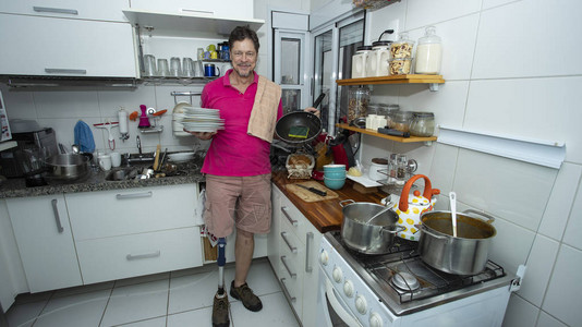 男人负责厨房的清洁工作图片