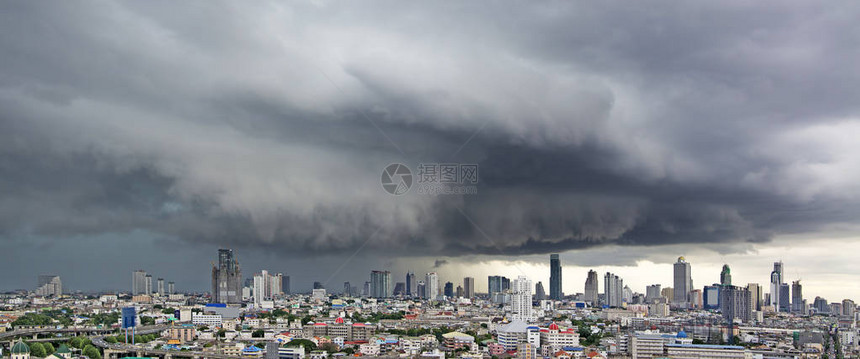 曼谷城市生活背景上来势汹的雷暴图片
