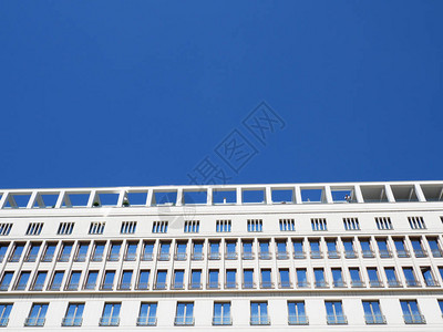 现代白人商业建设背景中的清蓝图片