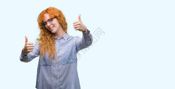 年轻红发女公交员同意用手做积极动作图片