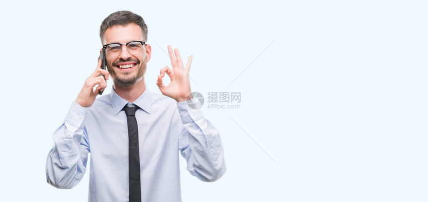 年轻商业成年男子在电话里说话用手指做好手印图片