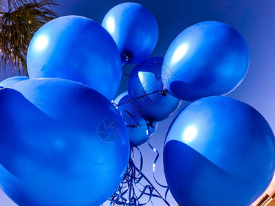 蓝色背景的蓝色气球在字符串图片