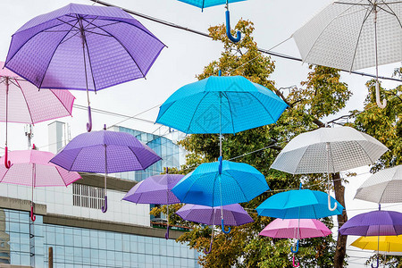 在街头营造节日气氛的五彩雨伞背景图片