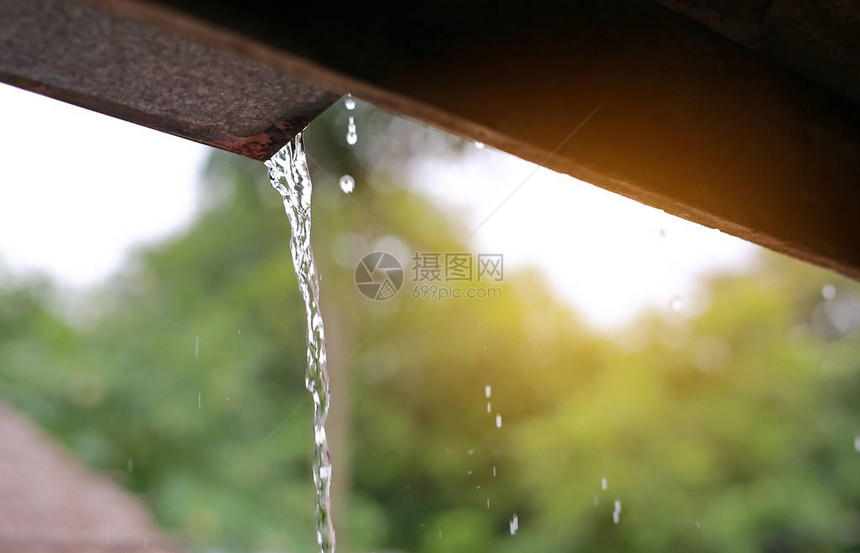 雨水从屋顶上涌图片