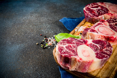 新鲜生牛肉配有烹饪香料最高图片