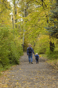 父亲和儿子肩上双肩走过秋图片