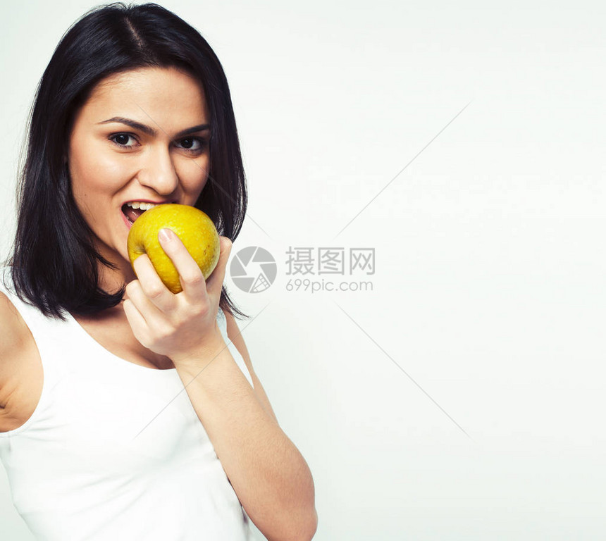 女孩吃着苹果笑着起来女人吃着健康食品图片