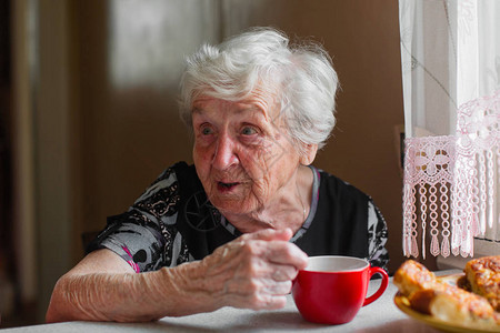 老妇人喝茶聊天图片