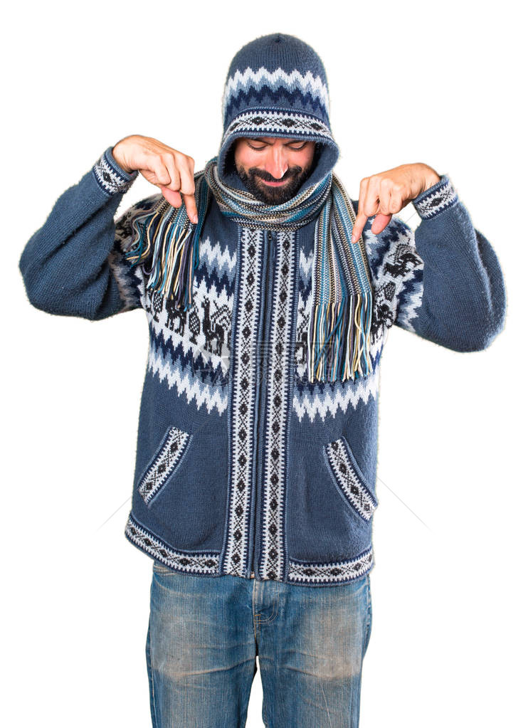 冬天衣服朝下的男人图片
