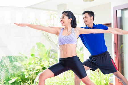 在热带家庭体育锻炼运动中快乐的图片