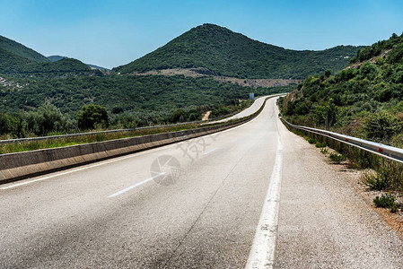公路或高速公路通过农村地貌在图片