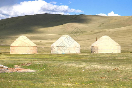 吉尔斯坦纳伦Naryn的Songkul湖大草地图片