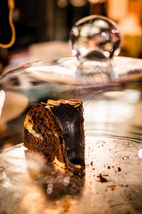 巧克力面包蛋糕在玻璃铃穹顶下蛋糕摊甜点自图片