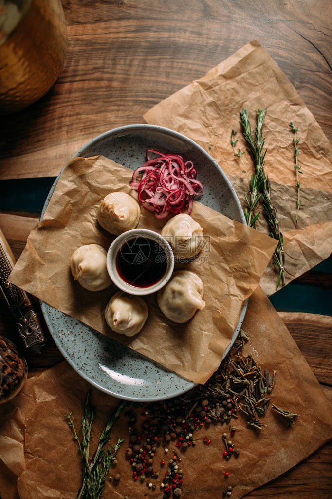 蒙古传统食物放在桌上的图片