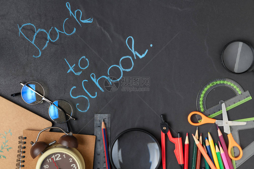 黑纸板上的粉笔回学校和学习用品回图片