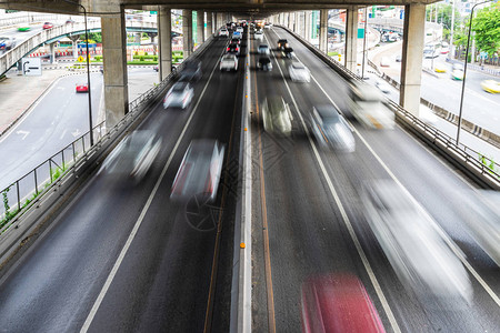 城市道路上汽车的运动模糊图片