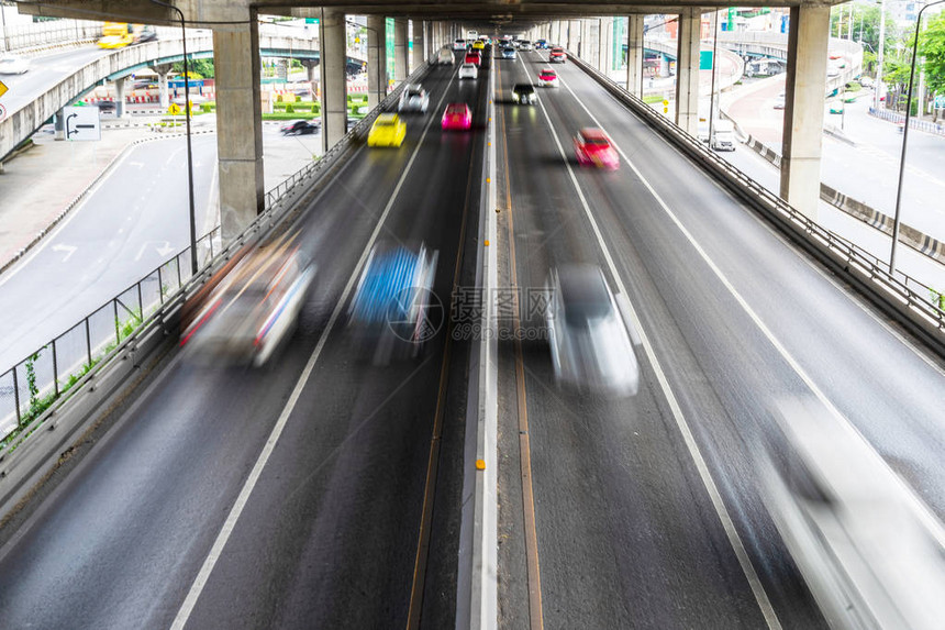 城市道路上汽车的运动模糊图片