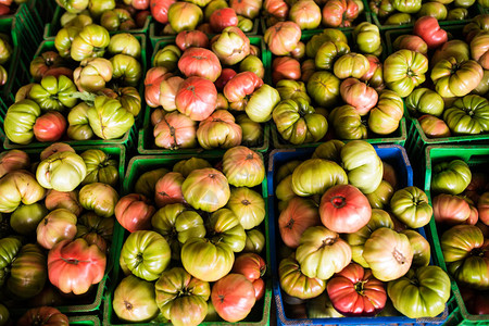 农场市箱中大组樱桃和葡萄番茄图片